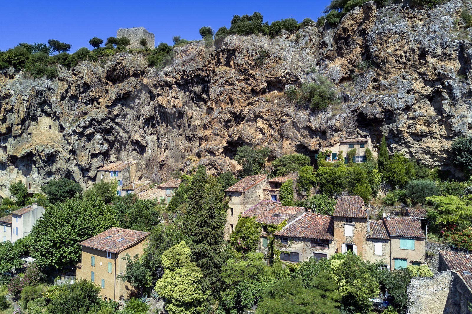 France, Var (83), Provence Verte, Cotignac, habitat troglodytique dans la falaise de tuf de 80 mètres de haut et 400 mètres de large (vue aérienne)