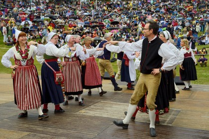 Suède, comté de Dalécarlie, Leksand, les très populaires célébrations du solstice d'été pour la Saint-Jean, danses folkloriques en costumes traditionnels