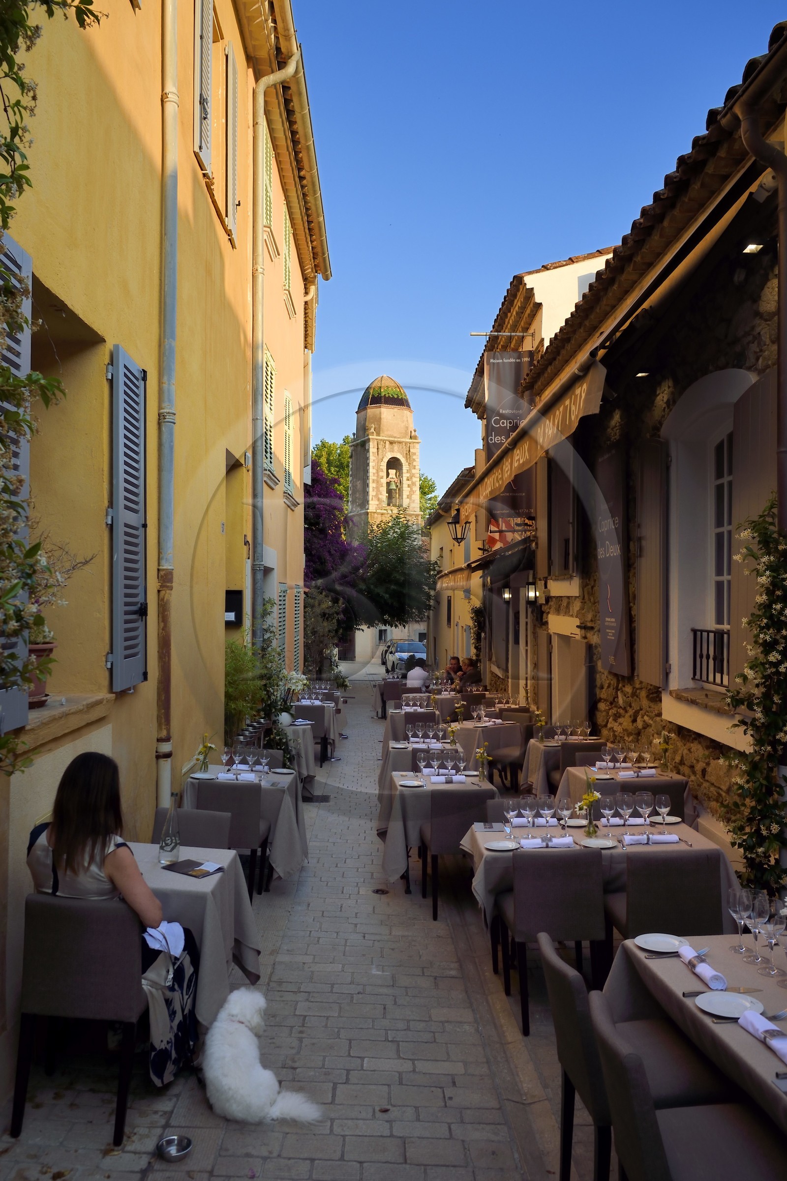 France, Var (83), Saint-Tropez, clocher de la chapelle de la Miséricorde au bout de la rue du Portail Neuf