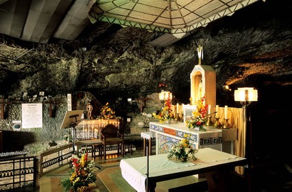 France, Doubs (25), vers Morteau, défilé d'entre roches, chapelle troglodytique de Remonot