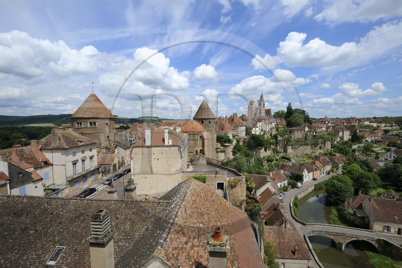 France, Côte d'Or (21), Semur-en-Auxois, Tour de l'Orle d'Or à gauche, Tour de la Prison et la rue Chaude sur les quais de l'Armançon