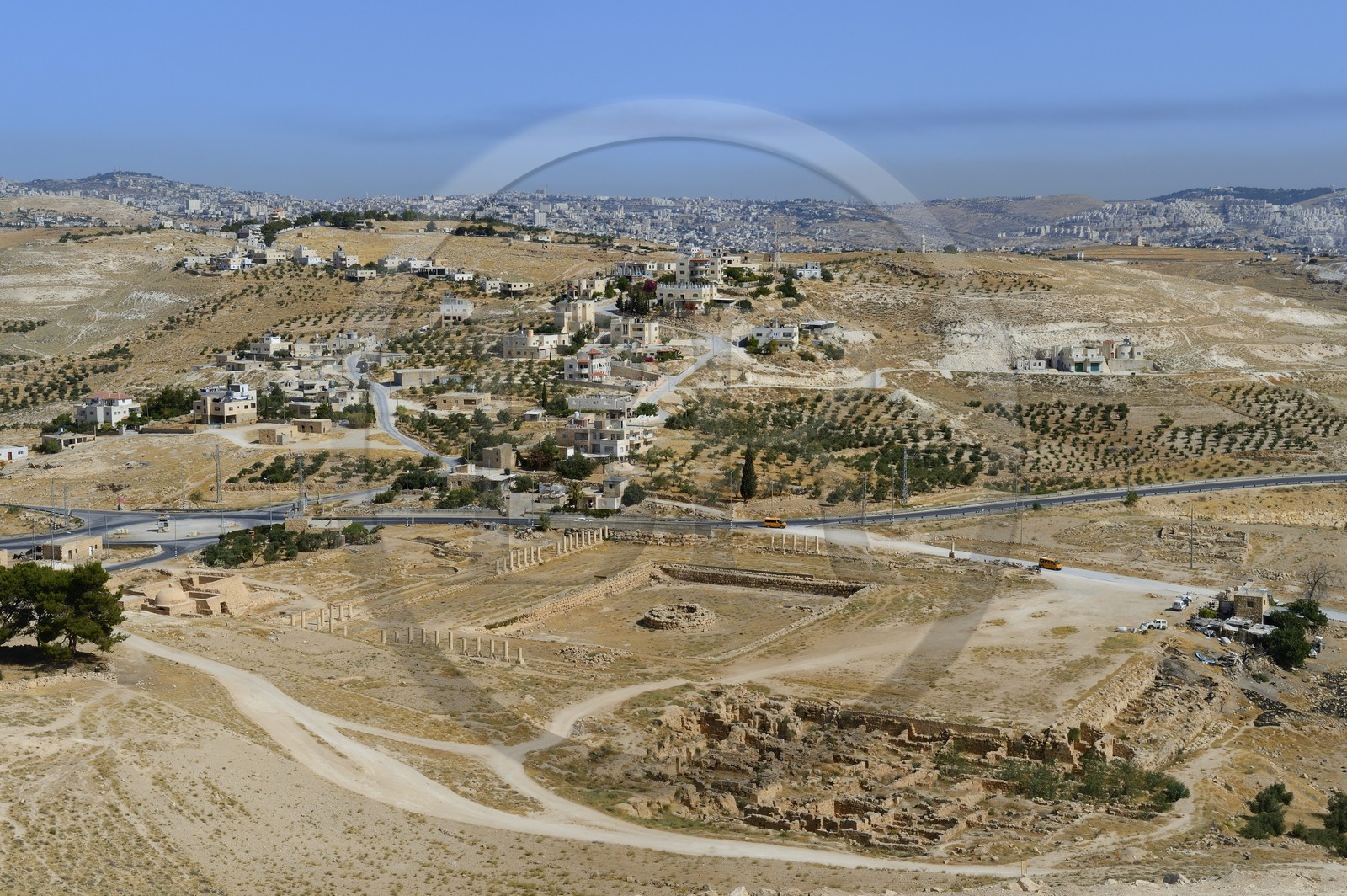 Israel, Cisjordanie, l'Hérodion, colline artificiellement exhaussée qui abrite les ruines d'un palais fortifié construit par le roi Hérode Ier le Grand (site classé Parc National), vestiges du palais de l'Hérodion inférieur et de son bassin, au loin Bethléem