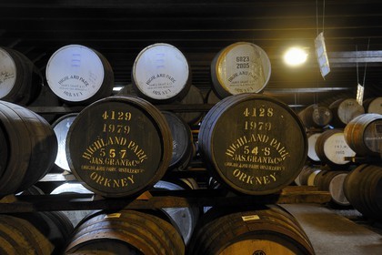 Royaume-Uni, Ecosse, Iles Orcades, Kirkwall, distillerie de whisky Highland Park, stockage pour faire vieillir le whisky