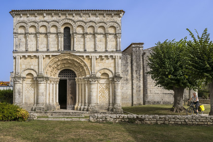 France, Charente-Maritime (17), Echillais, cyclistes faisant la véloroute devant l'église romane Notre-Dame du XIIe siècle classée monument historique
