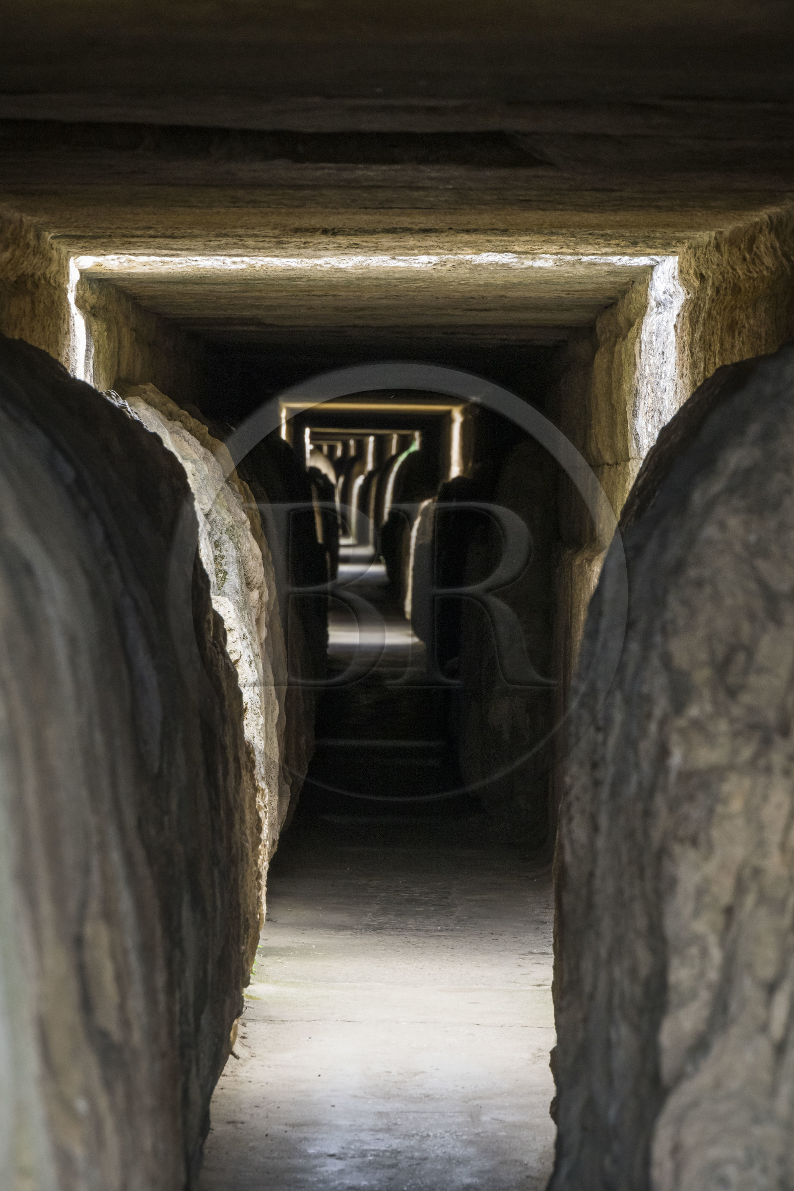 France, Gard (30), le Pont du Gard classé Patrimoine Mondial de l'UNESCO, Grand Site de France, pont aqueduc romain qui enjambe le Gardon, concrétions calcaires déposées au fil des années sur les parois intérieures du conduit de l'aqueduc dans la partie supérieur du pont