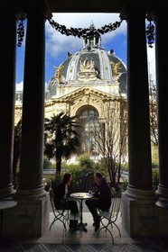 France, Paris (75), Le Petit Palais, construit à l'occasion de l'Exposition universelle de 1900 par l'architecte Charles Girault, la coupole de l'entrée principale vue depuis les jardins et le Café sous les colonnes dans le jardin