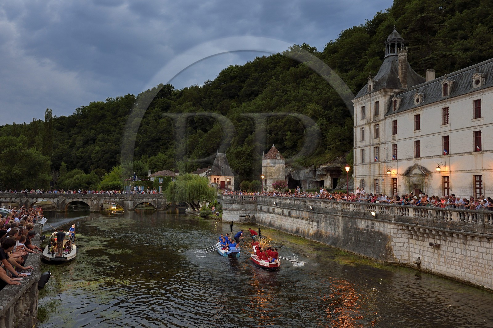 France, Dordogne (24), Brantôme, joute nautique sur la Dronne devant l'abbaye bénédictine Saint-Pierre