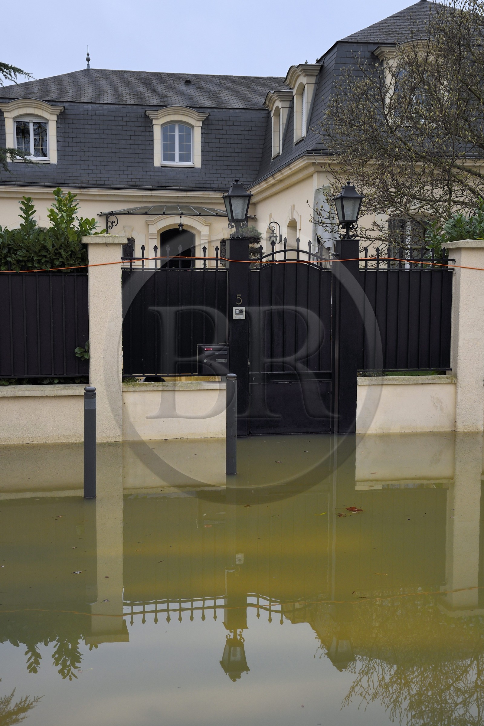 France, Val-de-Marne (94), les bords de Marne, Le Perreux-sur-Marne, maison inondée par la montée de la Marne