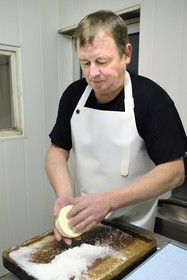 France, Haut-Rhin (68), Wasserbourg, Ferme-auberge Buchwald, le marcaire Michel Wehrey à la fabrication du fromage de munster AOP (lait de vache), salage du munster qui a 24 heures