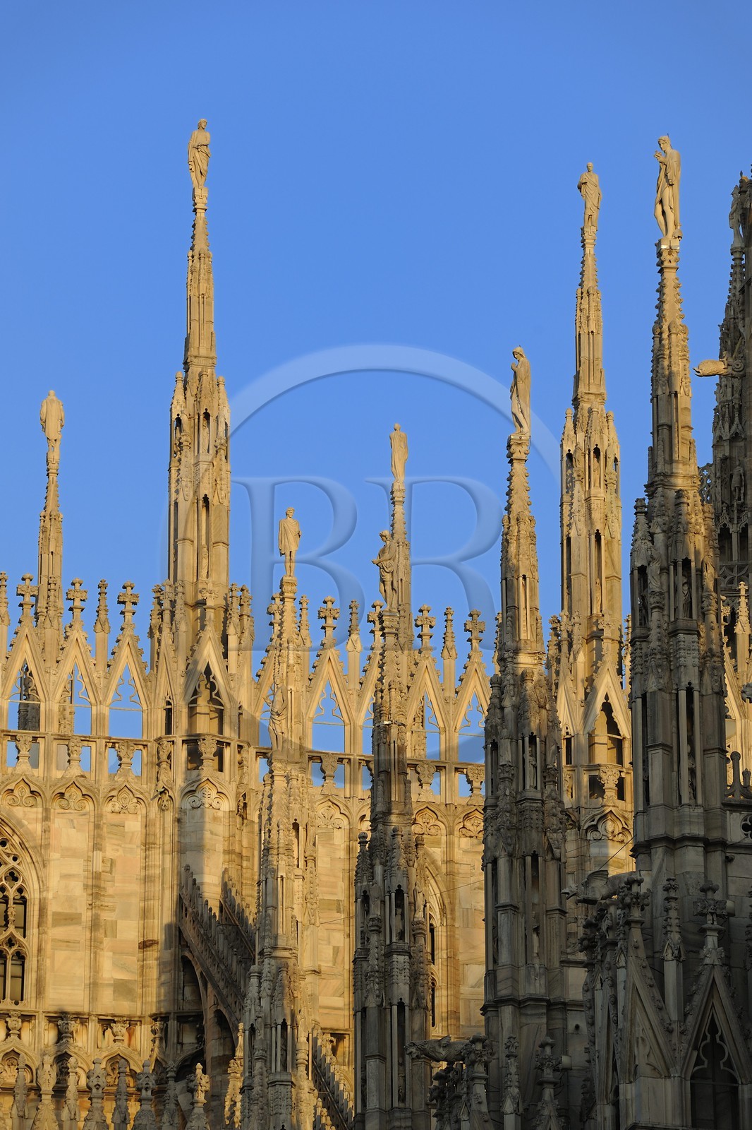 Italie, Lombardie, Milan, le Duomo dans le centre historique, cathédrale de style gothique flamboyant, les flèches surmontées de statues