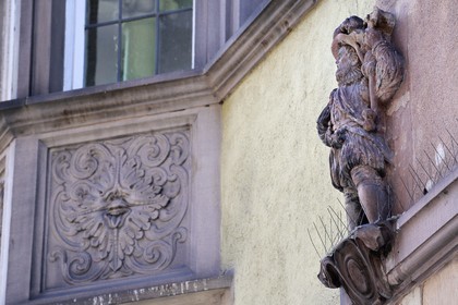 France, Bas-Rhin (67), Strasbourg, vieille ville classée au Patrimoine Mondial de l'UNESCO, immeuble au 5 rue des Hallebardes, statue d'un Lansquenet, fantassin allemand du XV et XVIème siècle