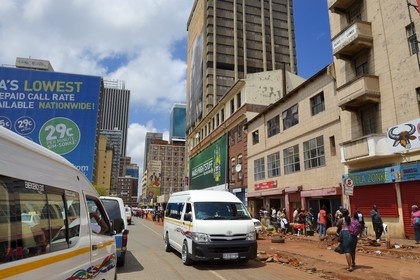 Afrique du Sud, province de Gauteng, Johannesburg, CBD (Central Business District), de nombreux taxi (mini bus) se croisent dans Klein street