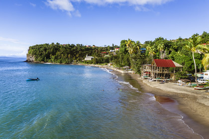 Caraïbes, Ile de la Dominique, plage de Toucari Bay au nord de Portsmouth (vue aérienne)