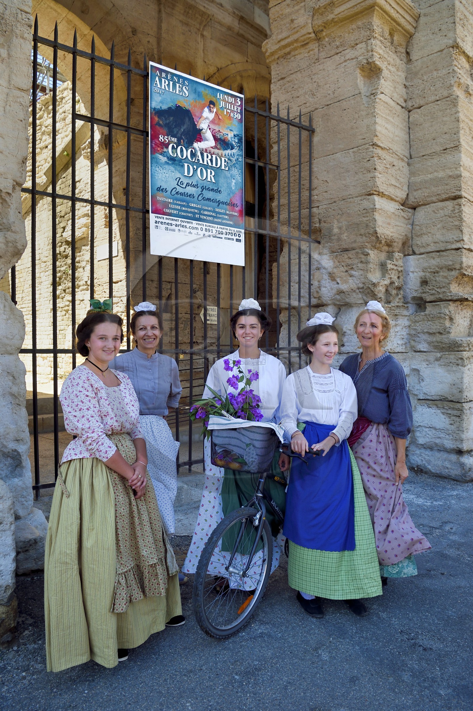France, Bouches-du-Rhône (13), Arles, la course camarguaise de la Cocarde d'Or aux Arènes, amphithéâtre romain de 80-90 après JC, classé Patrimoine Mondial de l'UNESCO, jeunes arlésiennes en costume traditionnel