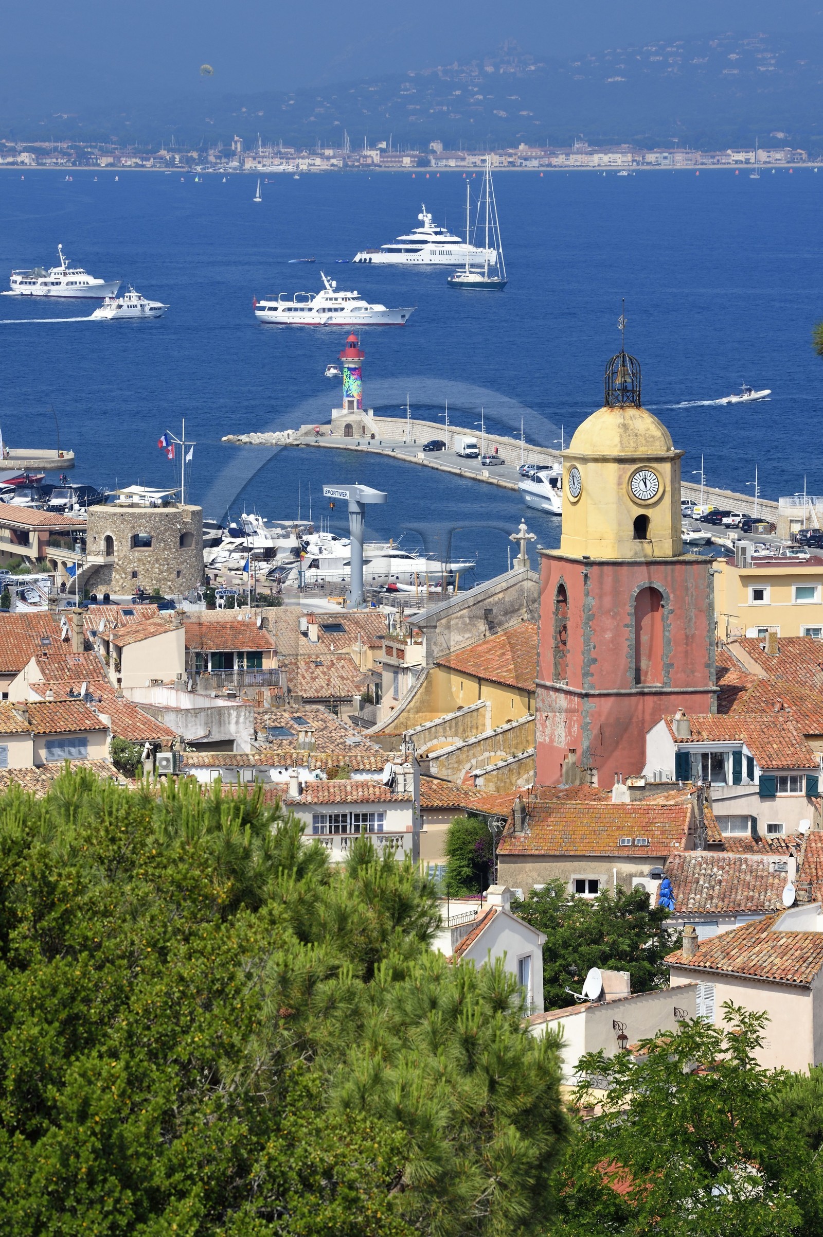 France, Var (83), Saint-Tropez,  église paroissiale Notre-Dame de l'Assomption depuis la citadelle, en arrière-plan Grimaud