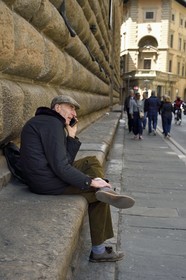Italie, Toscane, Florence, centre historique classé Patrimoine Mondial de l'UNESCO, le palais Renaissance Palazzo Strozzi, panca di via (banc de rue) au pied de certains palais prestigieux florentins destiné au confort de la population mais aussi à la protection des murs contre les véhicules