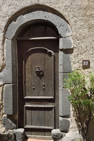 France, Var (83), golfe de Saint-Tropez, Gassin, labellisé Les Plus Beaux Villages de France, encadrement de la porte d'une maison du XVe siècle (de 1422) rue Longue