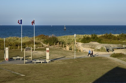 France, Calvados (14), Courseulles-sur-Mer, Centre Juno Beach, musée consacré au role du Canada lors de la Seconde Guerre Mondiale, drapeaux et plaque en hommage aux soldats canadiens morts