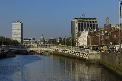 Irlande, Dublin, le pont Halfpenny Bridge sur la Liffey river