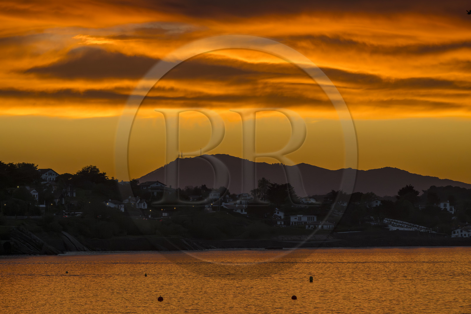France, Pyrénées-Atlantiques (64), Pays-Basque, Saint-Jean-de-Luz, la côte de Ciboure dans la baie et le mont espagnol Jaizkibel en arrière plan