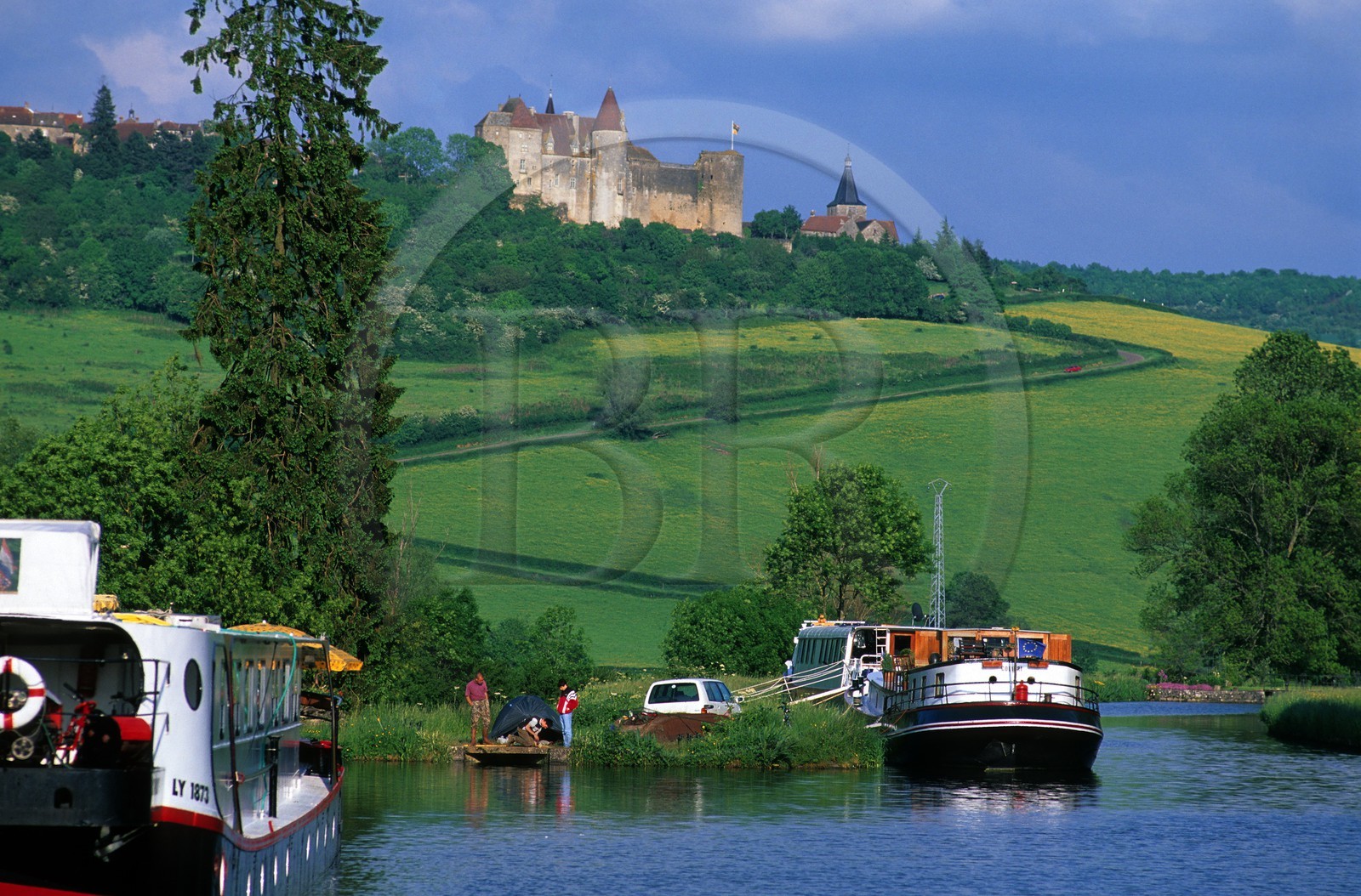 France, Côte-d'Or (21), des péniches sur le canal de Bourgogne au niveau du village de Vandenesse