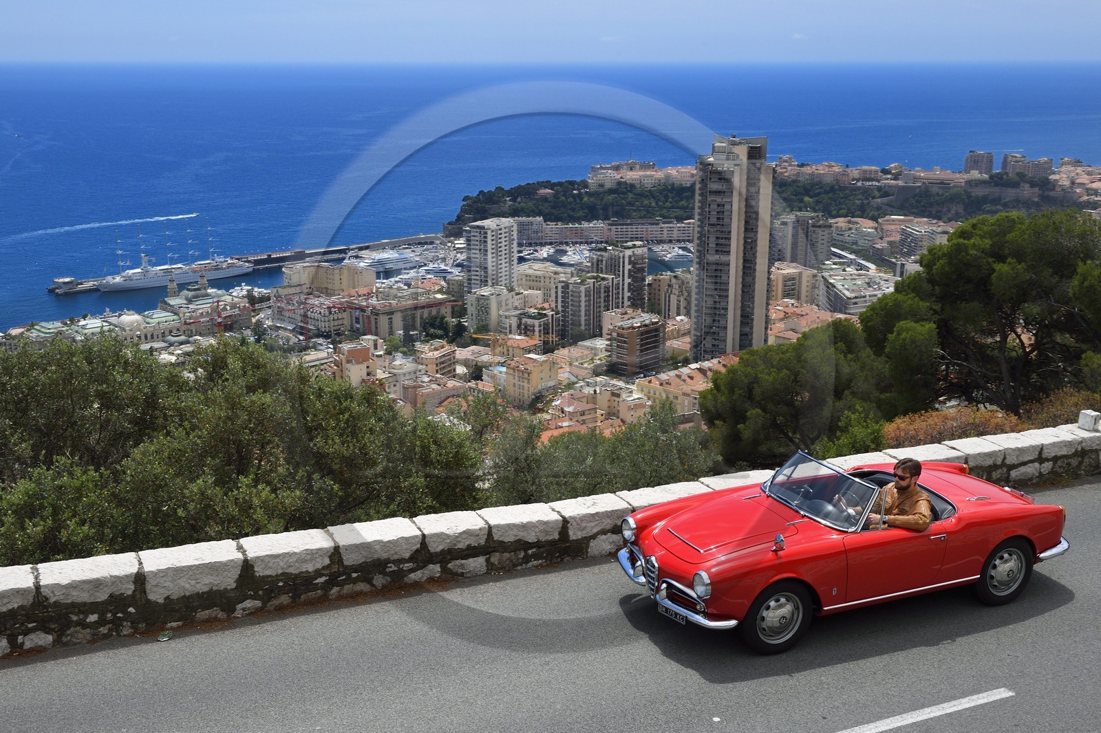 Principauté de Monaco, Alfa Romeo Giulietta décapotable de collection sur la route de la Moyenne Corniche surplombant Monaco