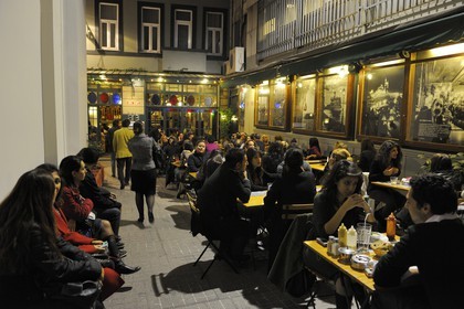 Turquie, Istanbul, quartier de Beyoglu, le restaurant du photographe Ara Güler