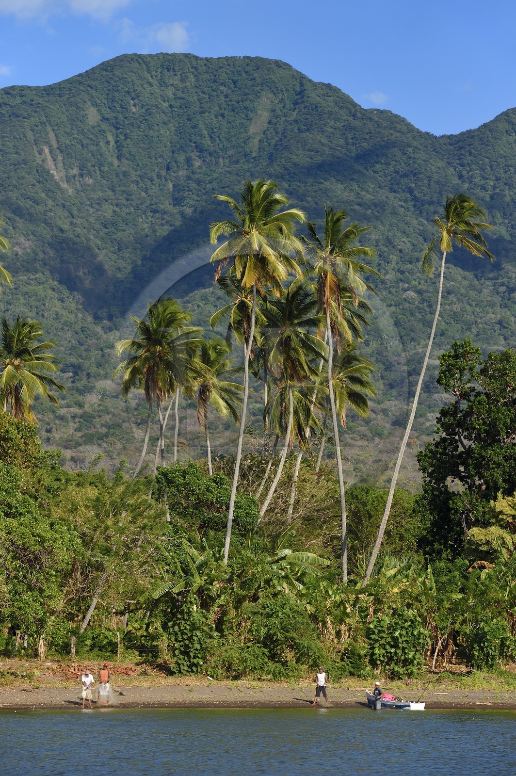 Nicaragua, Ile d'Ometepe sur le lac Nicaragua, village de Merida, pêcheurs sur la plage et le volcan Maderas en arrière plan