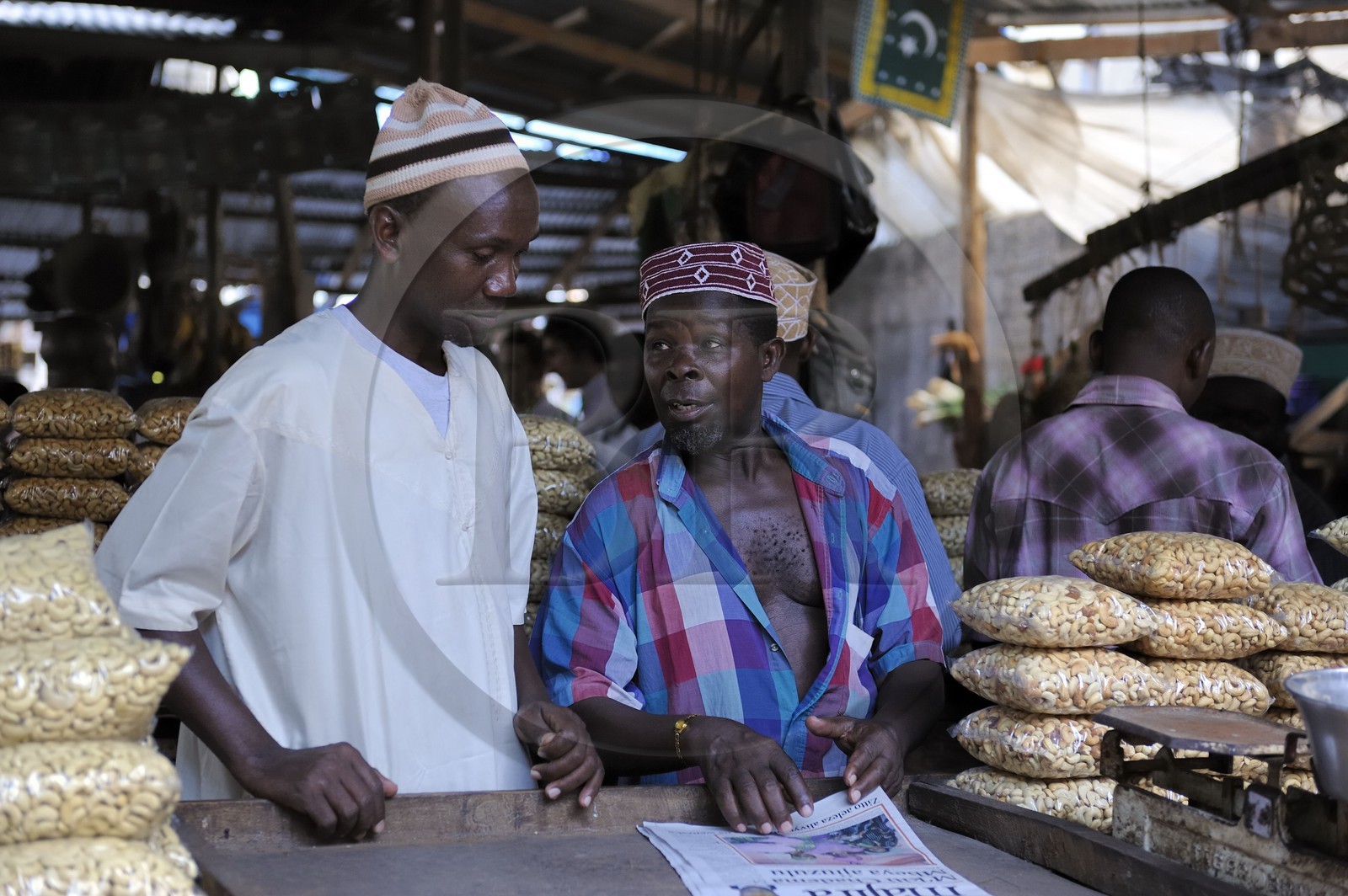 Tanzanie, Dar es-Salaam, marché de Kisutu, étal de noix de cajou