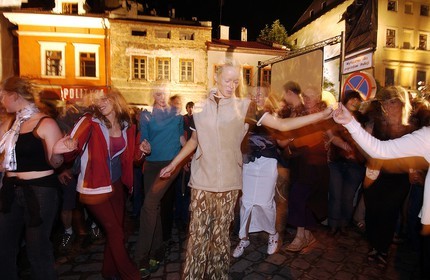 Pologne, Cracovie, danse dans la rue lors du festival international de musique juive du quartier juif de Kazimierz