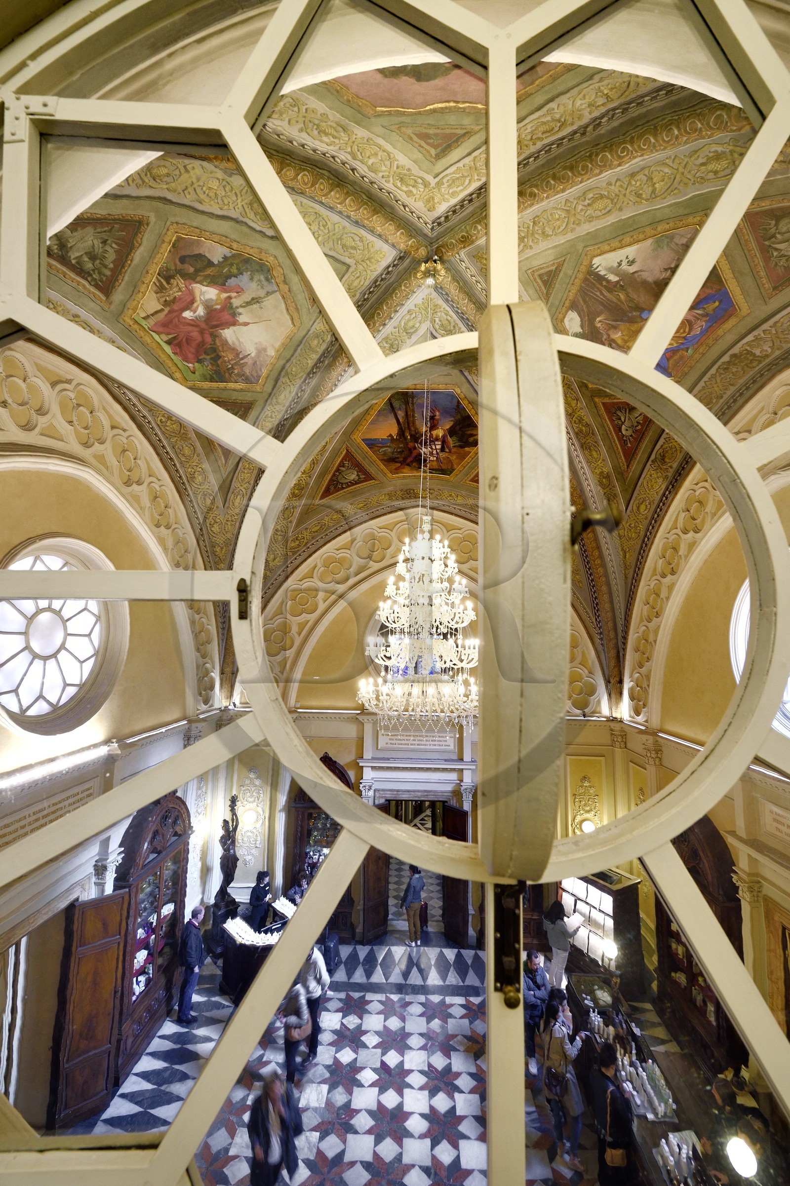 Italie, Toscane, Florence, centre historique classé Patrimoine Mondial de l'UNESCO, Officina profumo, farmaceutica di Santa Maria Novella, ancienne officine d'apothicaire italienne devenue une maison de parfum et de soins corporels, la salle des ventes principale