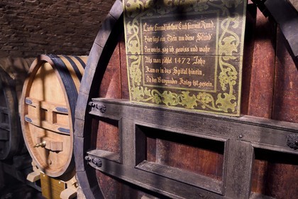 France, Bas-Rhin (67), Strasbourg, vieille ville classée au Patrimoine Mondial de l'UNESCO, l'Hopital Civil, Cave historique des Hospices de Strasbourg, tonneau de vin de 1472, le plus vieux vin blanc au monde encore conservé en tonneau a été transferé dans le tonneau à gauche