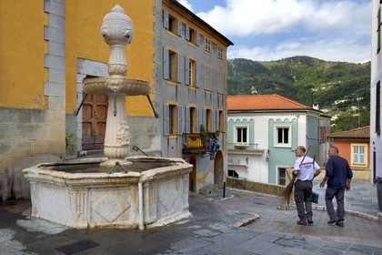 France, Alpes-Maritimes (06), Contes, la fontaine Renaissance devant l'église