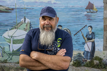 France, Finistère (29), Mer d'Iroise, Ile de Molène, l'abri de l’ancien canot de sauvetage à rames Amiral Roussin recouvert de fresques peintes qui retracent la vie et l'histoire de l'île, Guy Rocher, président de la station SNSM de Molène