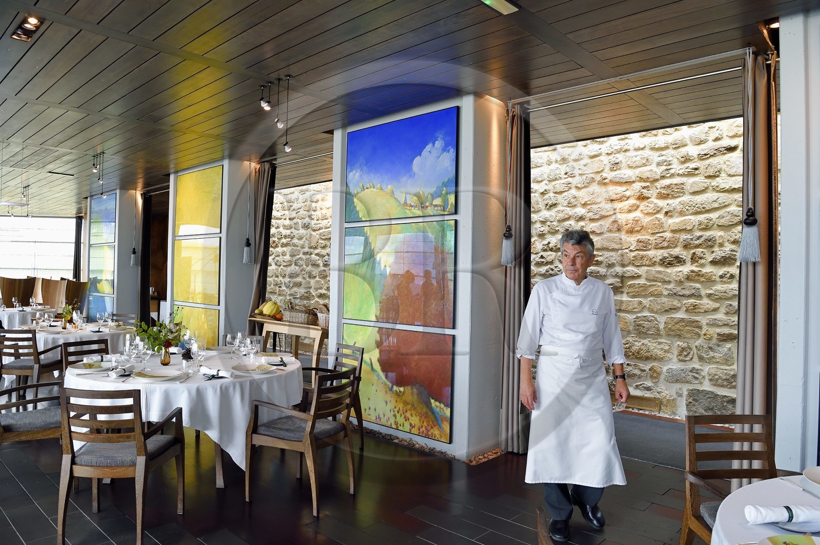 France, Haute-Loire (43), Saint-Bonnet-le-Froid, Restaurant 3 étoiles Régis et Jacques Marcon, le chef cuisinier Jacques Marcon dans la salle