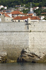 Croatie, Dalmatie, cote dalmate, Dubrovnik, centre historique classé Patrimoine Mondial de l'UNESCO, les remparts coté mer et statue de Saint Blaise protégeant les murs sous une échauguette