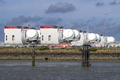 France, Loire-Atlantique (44), Estuaire de la Loire, Saint-Nazaire, Grand port maritime de Nantes-Saint-Nazaire, rotors d'éoliennes