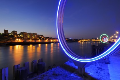 France, Loire-Atlantique (44), Nantes, l'Ile de Nantes, le Hangar à Bananes et les anneaux de Buren sur les quais de Loire
