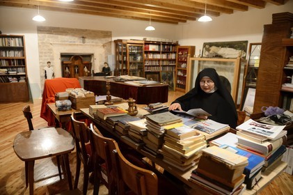 Croatie, Dalmatie, côte dalmate, Sibenik, Couvent Sainte-Lucie (samostan sv. Luce), soeur Fortunata étudie dans la salle commune