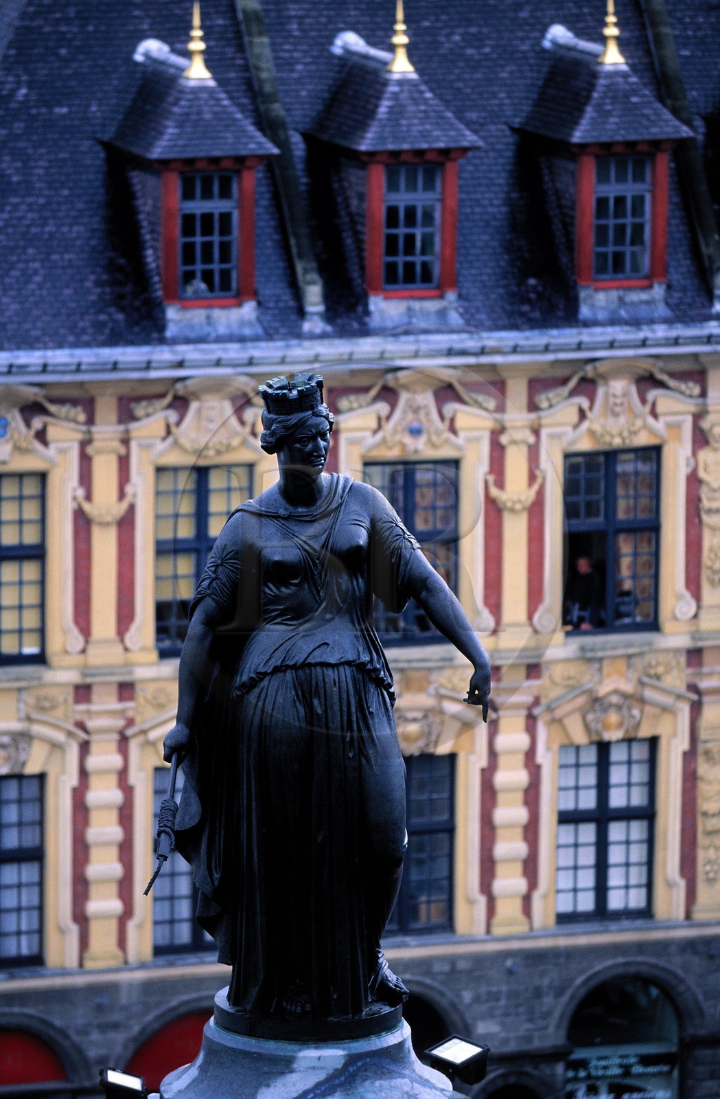 France, Nord (59), Lille, la déesse sur la Grand' Place (Charles de Gaulle) devant la Vieille Bourse