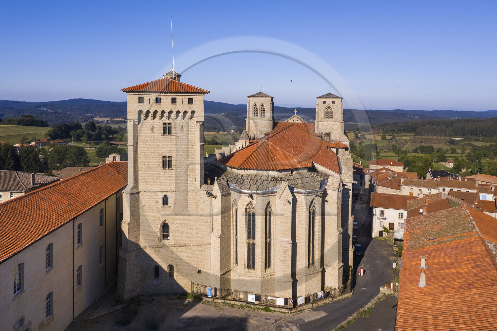 France, Haute-Loire (43), Parc naturel régional Livradois-Forez, l'abbaye de La Chaise-Dieu, chevet de l'église abbatiale Saint-Robert et la tour Clémentine (vue aérienne)