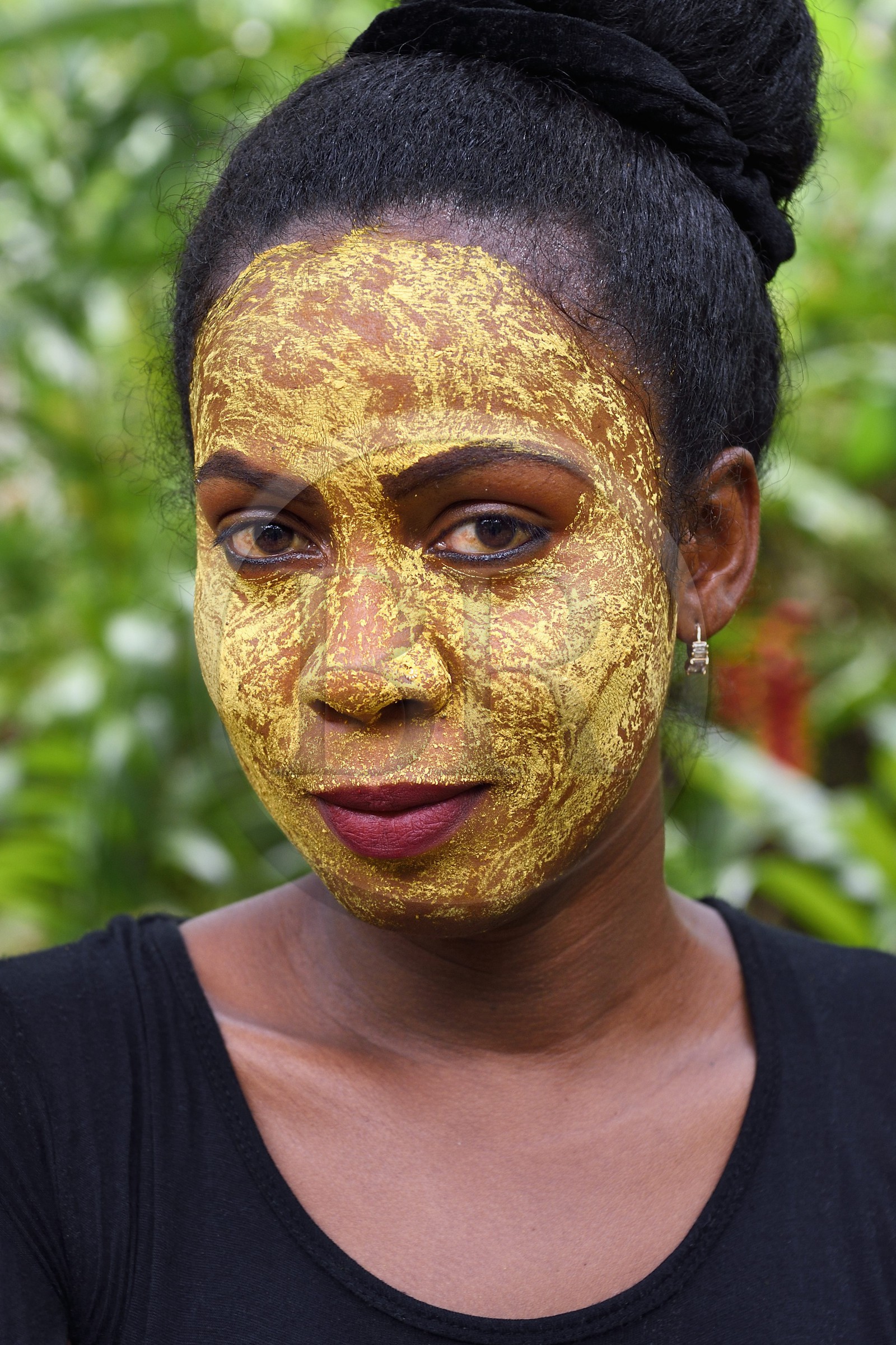 France, Ile de Mayotte, Grande-Terre, Ouangani, femme mahorais portant un masque de beauté au bois de santal (le m'sindzano)