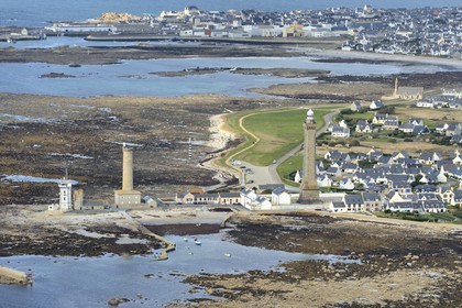 France, Finistère (29), Penmarc'h, Pointe de Penmarch, port Saint-Pierre, phare d'Eckmühl à droite, ancien phare et sémaphore à gauche (vue aérienne)