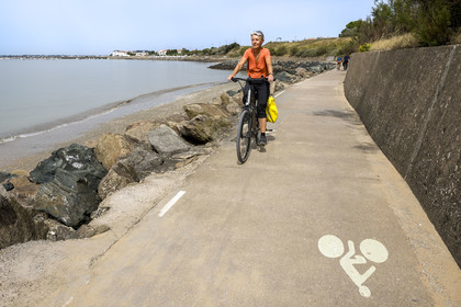 France, Charente-Maritime (17), Chatelaillon-Plage, en bordure de mer sur la piste cyclable de la Vélodyssée