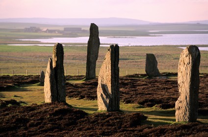 Royaume-Uni, Ecosse, îles Orcades, Mainland, au bord du Loch of Stenness, pierres levées du Ring of Brogar, classées Patrimoine Mondial de l' UNESCO