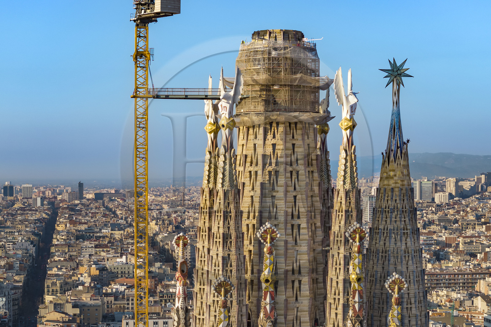 Espagne, Catalogne, Barcelone, quartier de l'Eixample, basilique de la Sagrada Familia de l'architecte du modernisme catalan Antoni Gaudi classée Patrimoine Mondial de l'UNESCO, campaniles surmontés de pinacles entourant le ciborium central et la future tour centrale (Tour de Jesus Christ)