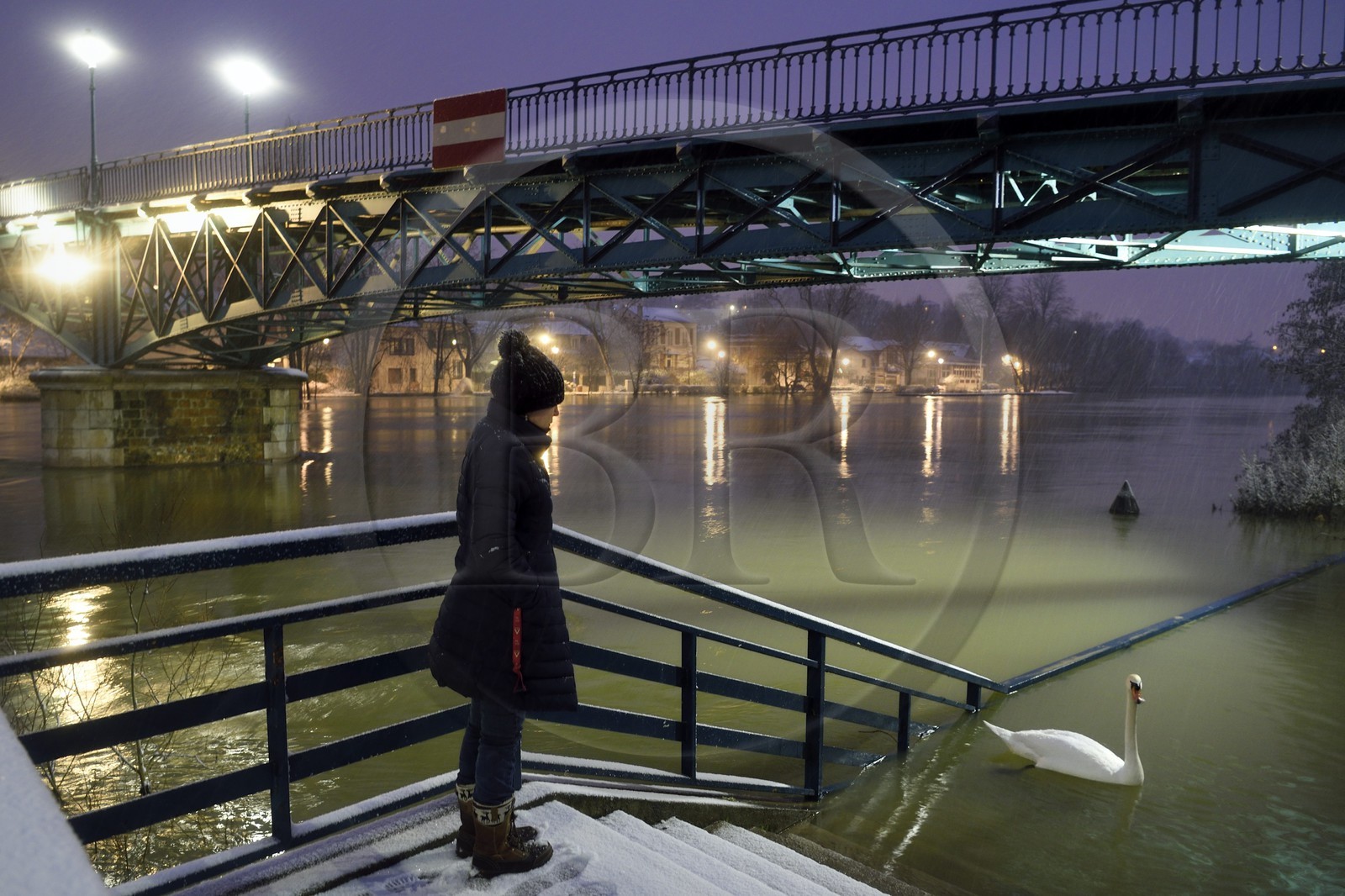 France, Val-de-Marne (94), Bry-sur-Marne, la passerelle réalisée par Gustave Eiffel entre Bry-sur-Marne et Le Perreux-sur-Marne en arrière plan, les bords de Marne inondés