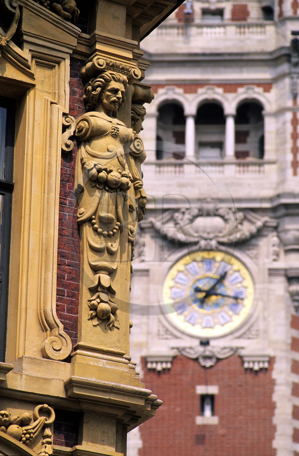 France, Nord (59), Lille, sculpture à l' angle de la Vieille Bourse et le beffroi de la Chambre de Commerce