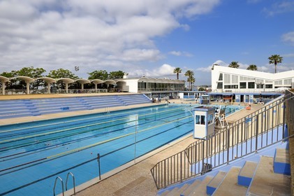 France, Var (83), Toulon, la piscine du Port Marchand (1970-1972) de l'architecte Alfred Ludovic Henry