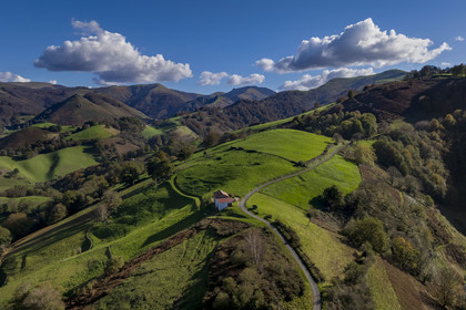 France, Pyrénées-Atlantiques (64), Pays-Basque, la vallée des Aldudes à Urepel, le Kintoa (le pays Quint) au sud de la vallée à cheval de la frontière espagnole (vue aérienne)